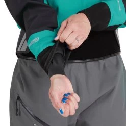 NRS Womens Flux Drytop 7 NRS Womens Flux Drytop -Werner Paddles Geschaft NRS Flux 23 Drytop Women Trockenjacke Damen 22516 06 Jade Model WristGasket 061722 24803 1280x1280 1280x1280